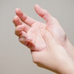 女性に多く見られる「手のこわばり」の理由とは？